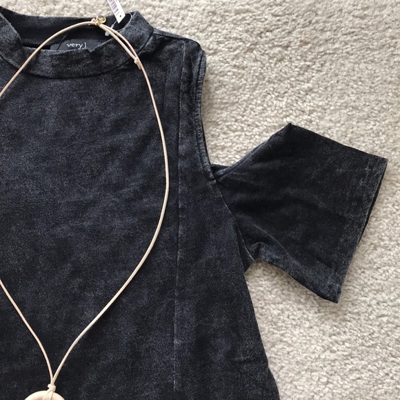 🌸1 SMALL LEFT🌸Black Cold Shoulder Top - Picture 3 of 7